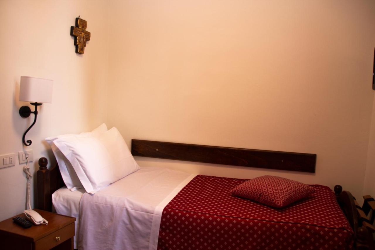 אסיסי Hotel Pax מראה חיצוני תמונה