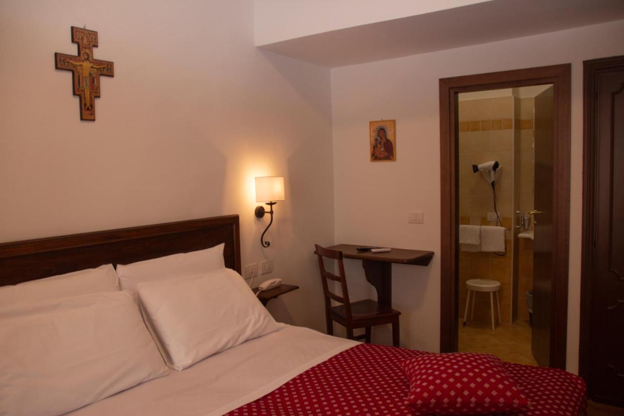 אסיסי Hotel Pax מראה חיצוני תמונה