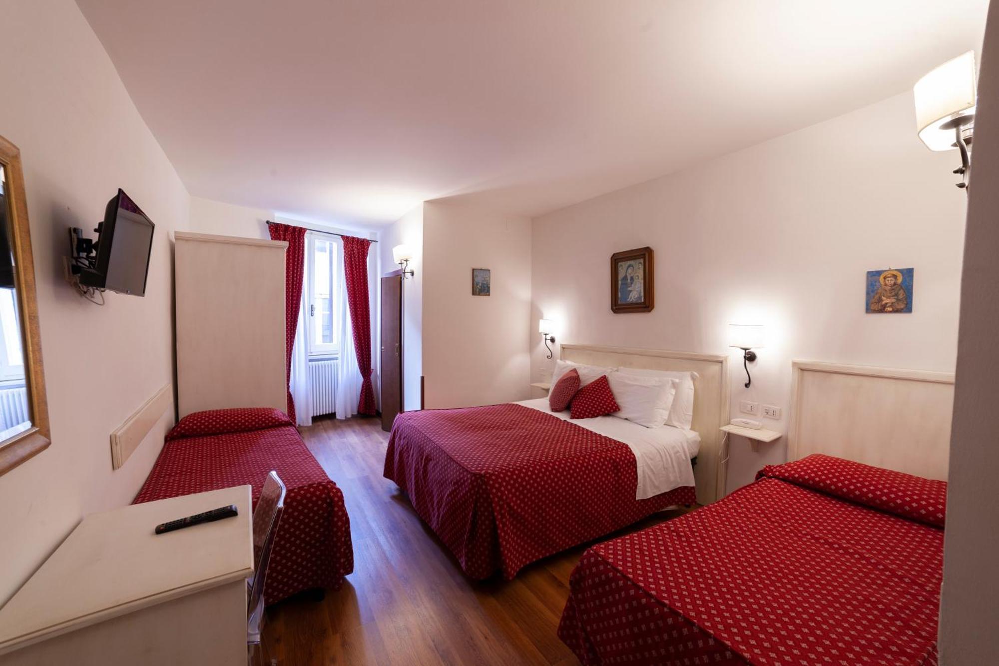 אסיסי Hotel Pax מראה חיצוני תמונה