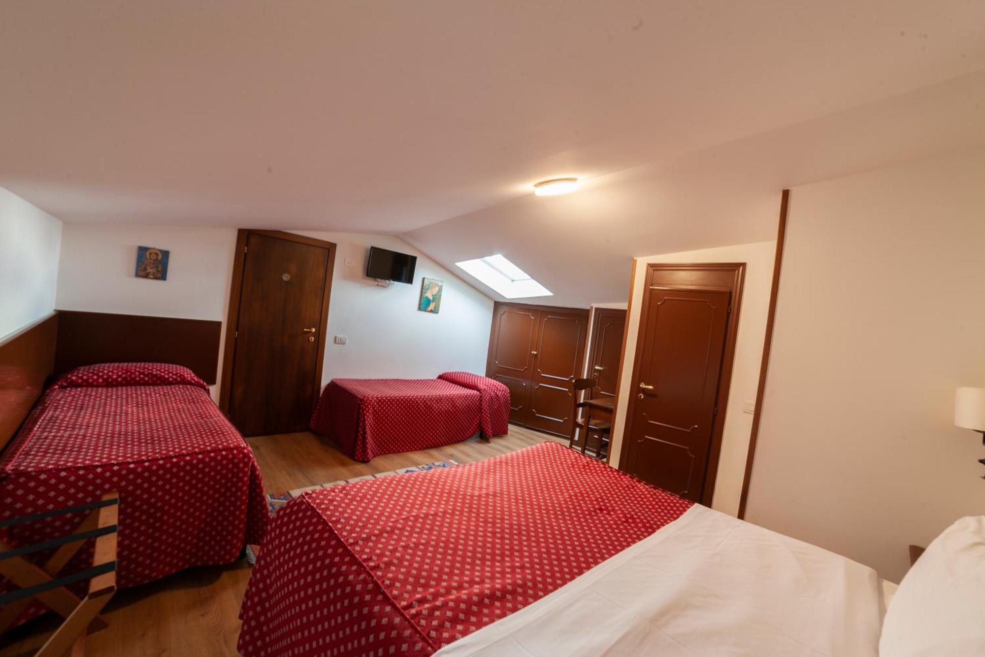 אסיסי Hotel Pax מראה חיצוני תמונה