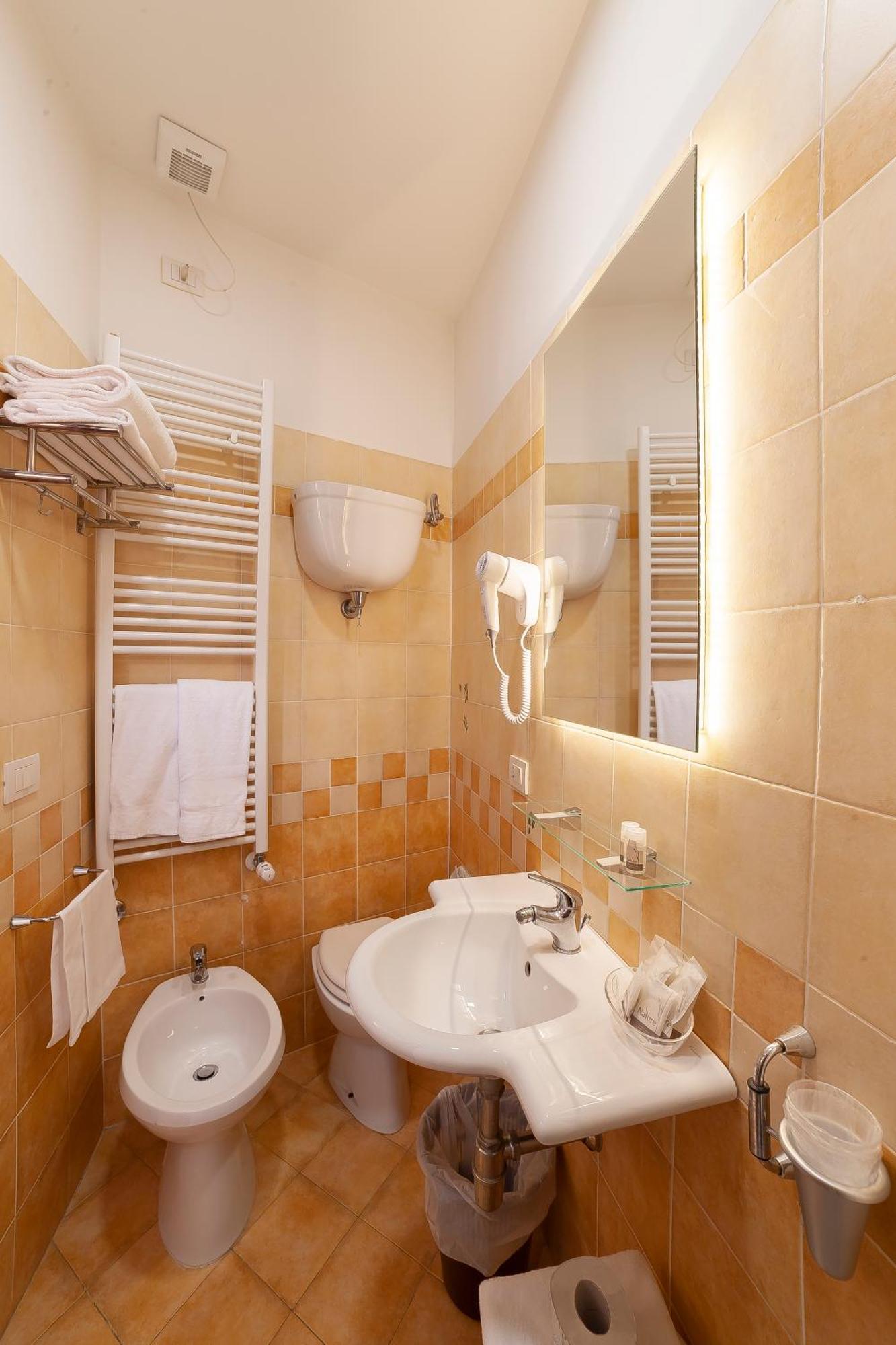 אסיסי Hotel Pax מראה חיצוני תמונה