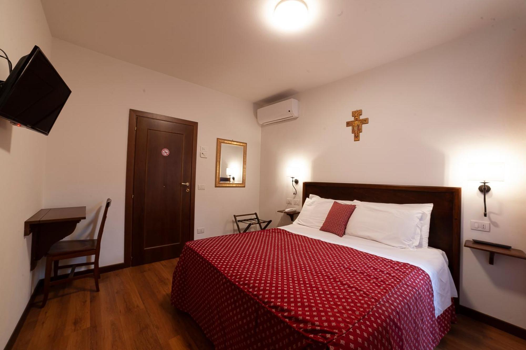 אסיסי Hotel Pax מראה חיצוני תמונה