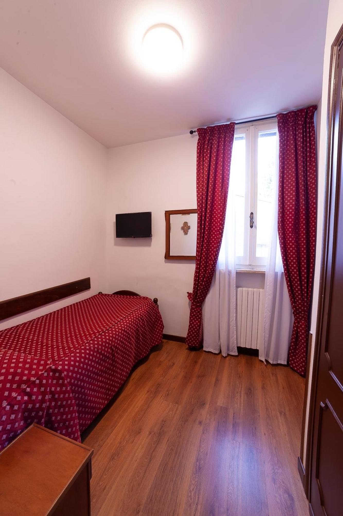 אסיסי Hotel Pax מראה חיצוני תמונה