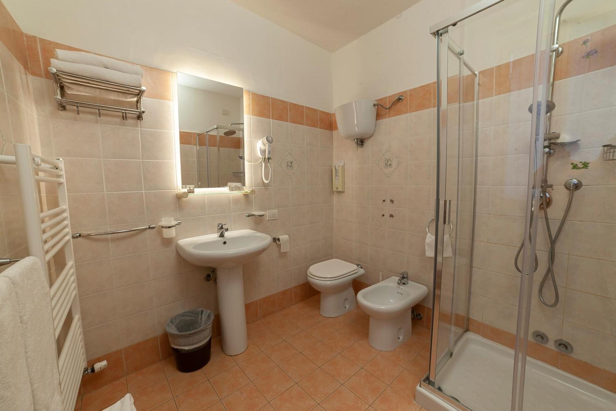אסיסי Hotel Pax מראה חיצוני תמונה