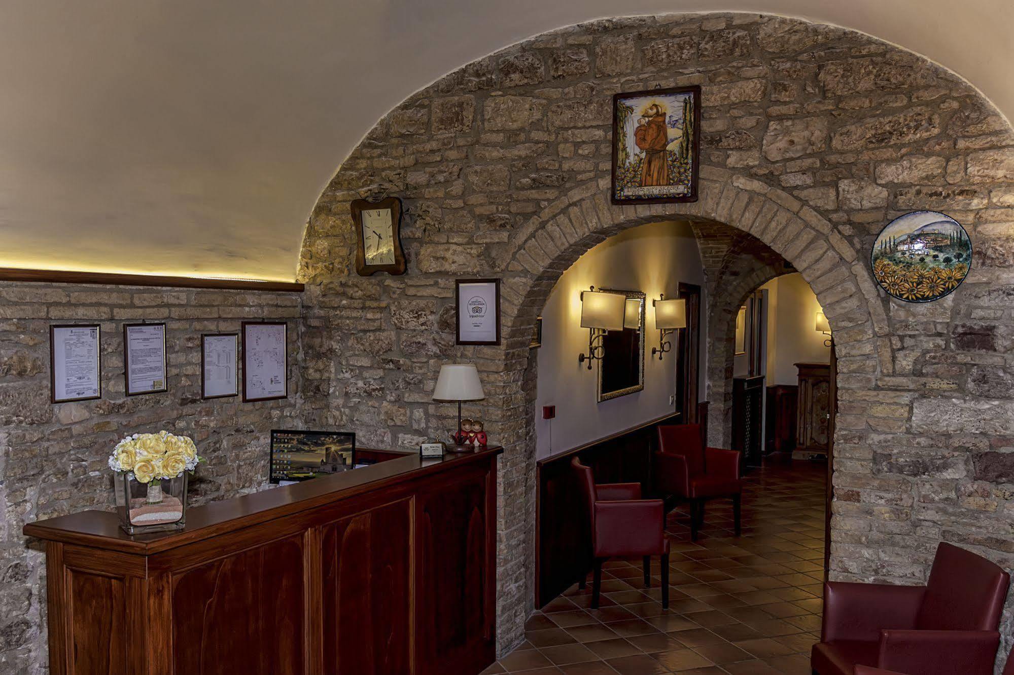 אסיסי Hotel Pax מראה חיצוני תמונה